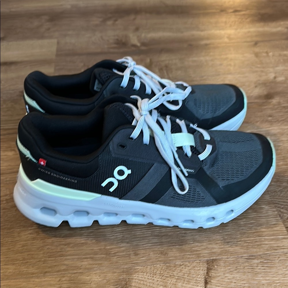 On Cloud Cloudrunner sneakers size 9 women’s EUC
